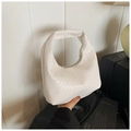 Nahaufnahme der weißen geflochtenen Leder-Hobo-Tasche mit goldenem Reißverschluss - Weiß