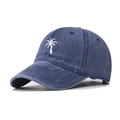 Dettaglio del ricamo a palma bianca su un berretto da baseball blu navy lavato - Regolabile / Blu navy