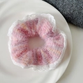 Chouchou en peluche rose avec dentelle blanche et nœud sur une assiette en céramique - Rose