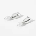 Eleganti orecchini a lobo a conchiglia in argento con pendenti in perla bianca - Stile Conchiglia Argentata (PD3331)