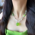 Gros plan d'un collier de perles vert clair avec pendentif pomme transparent style d'été - Style Pendentif Pomme Vert Tendre (2#)