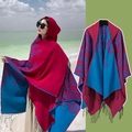 Poncho à capuche ethnique avec design réversible rouge et bleu et détails de franges - LM310 Ailes - Rose & Bleu