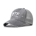 Detail der grauen verwaschenen Trucker-Mütze mit WTF-Stickerei und Mesh-Rückseite - Grau