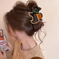 Detail einer bunten geometrischen Haarspange aus Harz mit Vintage-Patchwork-Design - Hohler abstrakter Hund