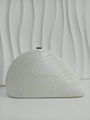 Elegante bolso de noche de acrílico blanco con forma de concha y textura de rayas verticales - Blanco