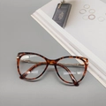 Details von Cat-Eye-Brillengestell in Schildpatt-Optik mit goldenen Metall-Federbügeln - Leopardenmuster