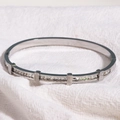 Détail d'un bracelet en acier titane argenté avec zircons carrés et fermoir à charnière - Bracelet Jonc Argent avec Zircone Carré (Style 10)