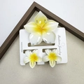 Three-piece plumeria flower hair clip set with white and yellow gradient resin finish - Five-petaled Flower - White Background With Yellow Center Set (including Card)