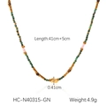 Dettaglio della collana di perle colorate con pietre naturali verdi e pendente dorato - Verde (HC-N40315-GN)