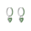 Vue détaillée des créoles en argent avec pendentifs cœur et pierres de zircon vert - Cœur Argent Vert