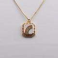 Collier doré avec pendentif arc-en-ciel, pierres colorées et bordure rose élégante - crème
