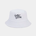 Détail de la broderie noire PESO PLUMA sur un chapeau bob en toile de coton blanc pur - Taille unique / Blanc