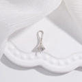 Vue macro d'une bélière en argent en forme de cloche pour pendentif perle DIY - Style A: Bélière Trompette Argentée (7*18.5mm)