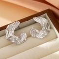 Pendientes de plata en forma de C con textura ondulada en un joyero de terciopelo elegante - Textura Espiral en Forma de C / Plateado