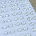 Perlas cultivadas de agua dulce blancas y brillantes dispuestas en un soporte de exhibición - 4.0-4.5mm / Blanco 4A