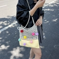 Bolso tote de ganchillo artesanal con pompones de colores y textura en contraste - Amarillo