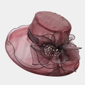 Détail du chapeau de cérémonie en organza bordeaux avec grandes fleurs et liseré noir - Bordeaux