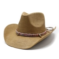 Detail eines gewebten Stroh-Cowboyhuts mit Boho-Band und Muschel-Verzierungen - M (56-58cm) / Khaki