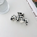 Minimalist marble pattern wavy hair claw clip in elegant black and white finish - 8.8cm / Cow Pattern