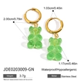 Vue détaillée de boucles d'oreilles ours vert avec anneaux acier et mesures précises - Style Ours Vert (JDE0203009-GN)