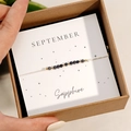Détail du bracelet en saphir de septembre avec perles dorées dans une boîte cadeau - Septembre-Saphir (Coffret)