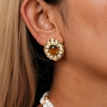 Detalle de pendiente de flor vintage con piedra ojo de tigre y detalles de diamantes - Pendientes de botón con flores retro - Café (Poste de plata)