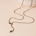 Dettaglio della collana a serpente argento con gemma verde a goccia e micro-diamanti - Stile Serpente Bambù Verde