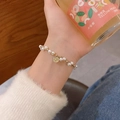 Pulsera de perlas vintage con colgante de medallón dorado en muñeca estilo retro - S306 Oro - Pulsera de Perlas con Retrato
