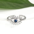 Nahaufnahme der Silbernen Böser Blick Ring mit blauem Zirkonia und Perlenstruktur - Einstellbar Offen / Silber