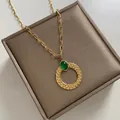 Minimalistische gouden ketting met geweven cirkelhanger en ovale groene edelsteen - Gouden Ronde Ring Groene Edelsteen Stijl (C790)