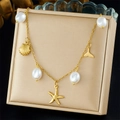 Collar de acero inoxidable dorado con perlas, colgantes de concha, estrella de mar y pez - Estilo Multi-Colgante Temático Oceánico (N3579)