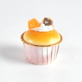 Künstliches Cupcake-Modell mit Herz-Schokolade und Orangenstücken in rosa Papierform - Gelber Pfirsich