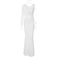Detail van witte one-shoulder jurk met asymmetrische halslijn en zijdezachte textuur - S / Wit