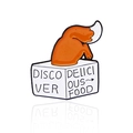 Broche de esmalte de zorro naranja entrando en una caja blanca de comida con texto - Zorro en caja Descubrir comida