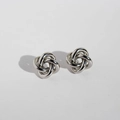 Orecchini a perno in argento lucido con design a nodo intrecciato minimalista - Stile Nodo Liscio / Oro bianco