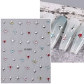 Dettaglio di adesivi per unghie stella argento 3D con strass colorati sulle unghie - XI-N02 Stella con Strass Colorati 3D