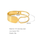 Detalle de brazalete de acero inoxidable 316 dorado con diseño geométrico asimétrico - Dorado