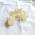 Detalle de una pinza para el pelo de acetato crema con forma de pétalo sobre tela - 8.5cm / Blanco Roto