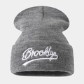 Λεπτομέρεια κεντήματος Brooklyn σε γκρι πλεκτό σκούφο με ριμπ υφή και αναδιπλούμενο τελείωμα - Ένα μέγεθος / σκούρο γκρι