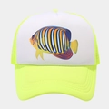 Detailansicht der neongelben Mesh-Trucker-Cap mit einem tropischen Fisch-Grafikdruck - Neongrün und weiß gestreifter Fisch (Farbe Nr. 6)