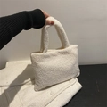 Schicke weiße Handtasche aus weichem Plüsch für Damen mit flauschiger Textur - Weiß