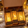 Tre lanterne natalizie a LED in bronzo con motivi di pupazzo di neve in una confezione regalo - Set da 3 pezzi (Babbo Natale/Pupazzo di neve/Cervo)
