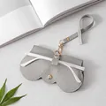 Custodia per occhiali grigia in pelle con chiusura a scatto e gancio su borsa bianca - grigio scuro