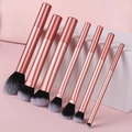 Set di 8 pennelli trucco in oro rosa con setole sfumate bianco e nero su sfondo rosa - Set da 7 / Rosa scuro