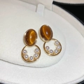Orecchini a fiore dorati con occhio di tigre marrone e perle bianche in una scatola - 7# Perno in Argento Ovale Resina Perla
