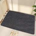 Detalle de alfombra de PVC gris oscuro con rayas mostrando textura y fibra duradera - 45*75cm / Espacio Geométrico-Gris