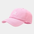 Détail d'une casquette rose en coton avec broderie lapin minimaliste blanche sur le devant - Réglable / Rose