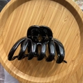 Grande pinza per capelli nera a forma di zucca con finitura lucida su vassoio in legno - Nero Lucido