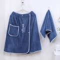 Herren-Bademantel-Set aus blauem Korallenvlies mit saugfähigem Handtuch und Stickerei - Herren Baderock und Handtuch Set / Blau