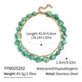 Vista de detalle de collar de piedras verdes con cadena dorada de acero inoxidable y datos - Collar de una sola capa de piedra verde irregular (YYN025292)